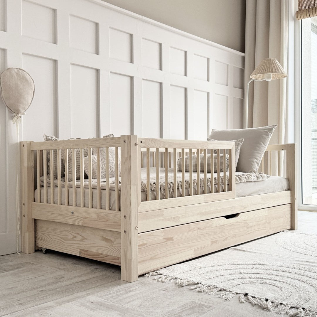 Kinderbed combi naturel met logeerbed, opberglades en lattenbodems Kinderbed combi naturel met logeerbed, opberglades en lattenbodems