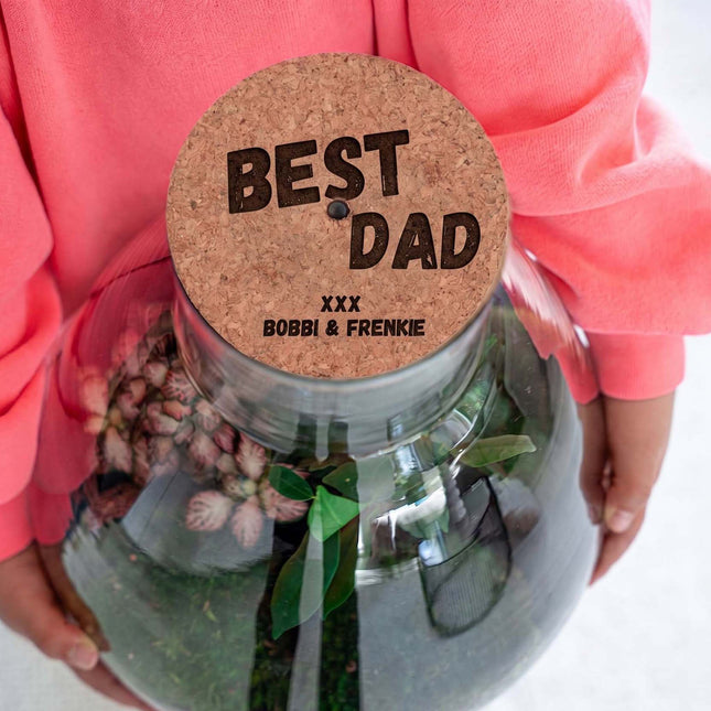 Vaderdag terrarium Sam + gepersonaliseerde gegraveerde kurk met verlichting - Flessentuin DIY kit - Ø 24,5 cm ↑ 30 cm